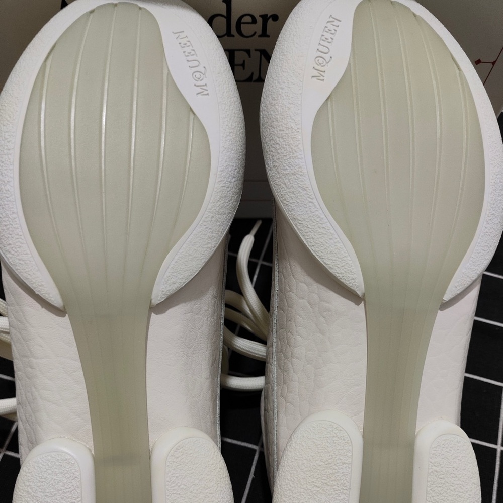 Alexander McQueen Cream-White Leather Low-Top Sneakers - Picture 6 of 6